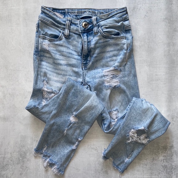 AE high rise distroyed cropped light wash - Picture 7 of 10